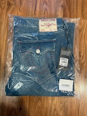 True Religion Billy Flap Bootcut Jeans
Color: Medium Blue Comet Size: 38 BNWT